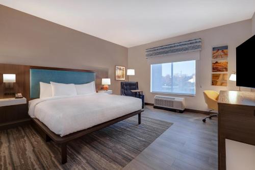 奥兰帕克Hampton Inn Chicago Orland Park的酒店客房设有床和窗户。
