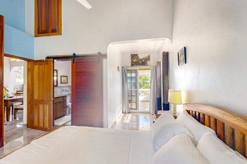 库尔克岛Casa Tranquila的一间卧室配有一张床和一间厨房