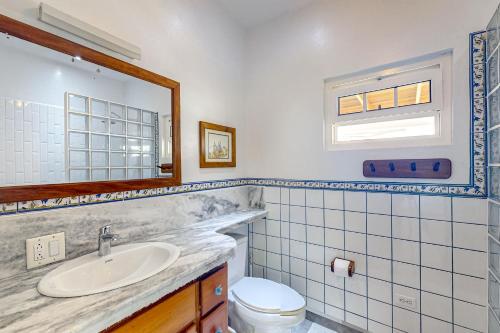 库尔克岛Casa Tranquila的一间带水槽、卫生间和镜子的浴室