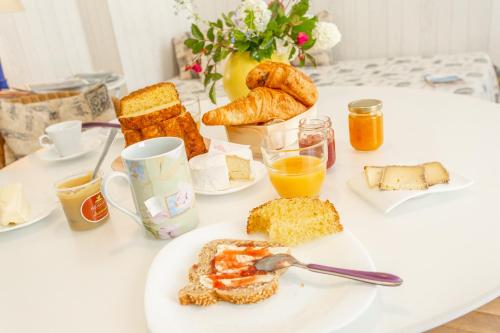 阿布维尔双桥花园酒店的包括一盘食物和面包的早餐桌