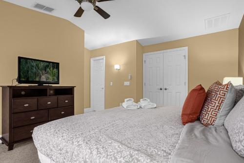 奥兰多Luxurious Townhome - 5 minutes from Disney的一间卧室配有一张床和一台平面电视