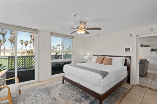 圣地亚哥Belmont Ocean Views - Massive Private Deck, Grill & Parking的一间卧室设有一张床和一个大窗户