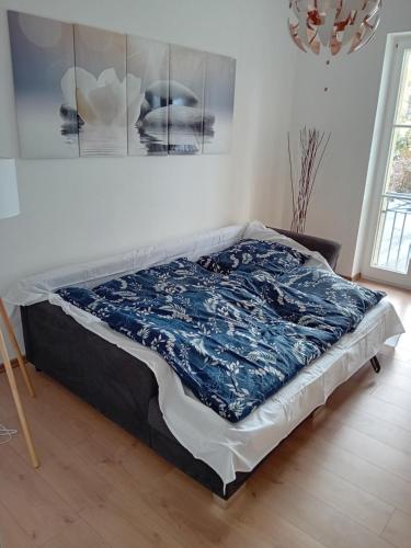 德累斯顿Top Ferienwohnung in sehr guter Lage的一张床上的蓝色毯子