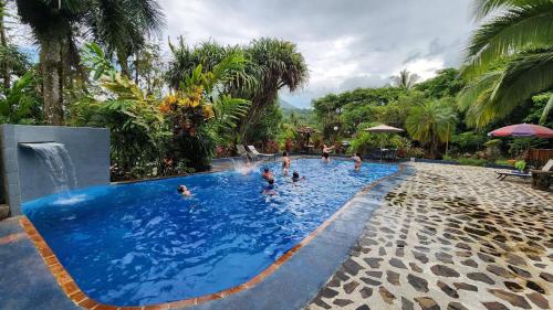 福尔图纳Hotel Kokoro Mineral Hot Springs的一群人在度假村的游泳池里
