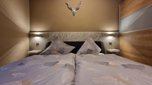 蒂蒂湖-新城Creating Memories的一间卧室配有一张带白色床单和床头板的床。