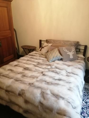 代堡Magnifique Appartement Cosy的卧室配有带白色棉被的床