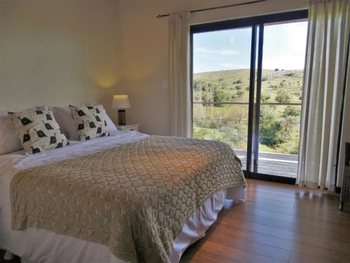 米纳斯Valle del Hilo de la Vida的一间卧室设有一张床和一个大窗户