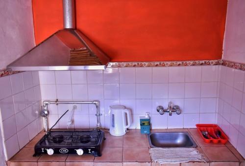 蒂尔卡拉Cabañas Tierra Andina的小厨房配有炉灶和水槽