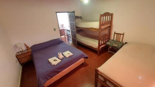 蒂尔卡拉Cabañas Tierra Andina的一间卧室配有两张床和一张双层床。