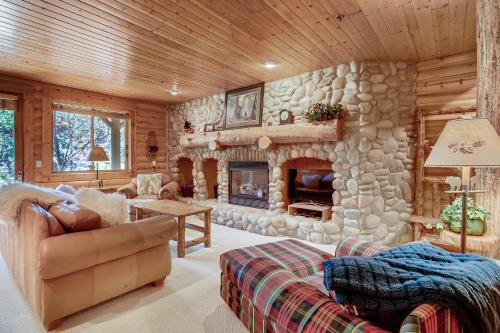 帕克城Black Bear Lodge的小屋内带石头壁炉的客厅
