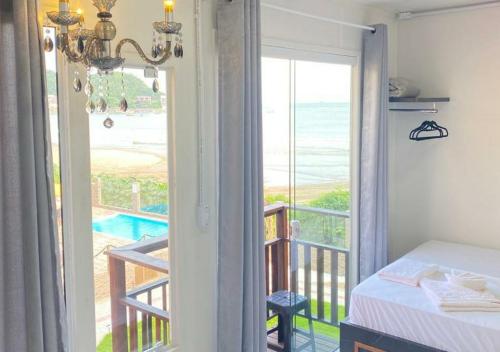 佩尼亚Pousada São Miguel Beach Beira Mar的卧室设有海景阳台。