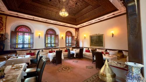 马拉喀什Sillage Palace Sky & Spa的一间在房间内配有桌椅的餐厅