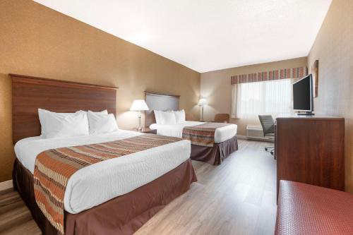 PeruBest Western Circus City Inn的酒店客房设有两张床和一台平面电视。