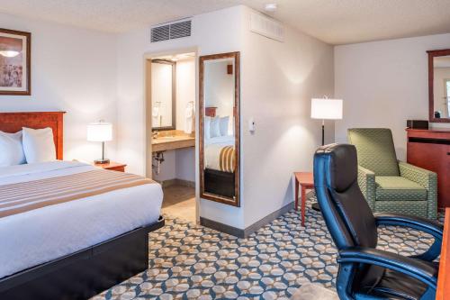 博伊西机场维斯塔贝斯特韦斯特酒店的配有一张床和一把椅子的酒店客房