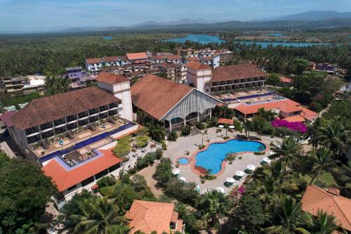 卡乌罗西姆果阿卡维洛辛丽笙度假酒店的享有带游泳池的度假村的空中景致