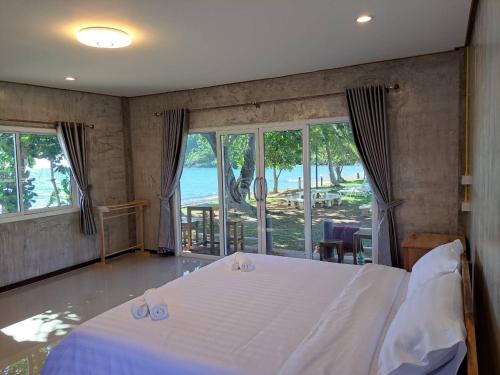 Ban Bang Pit Lang洛塔雷特拉特度假酒店的卧室设有白色床,享有海景