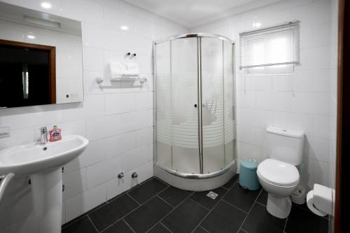 塔科拉迪Luxurious Estate的带淋浴、卫生间和盥洗盆的浴室