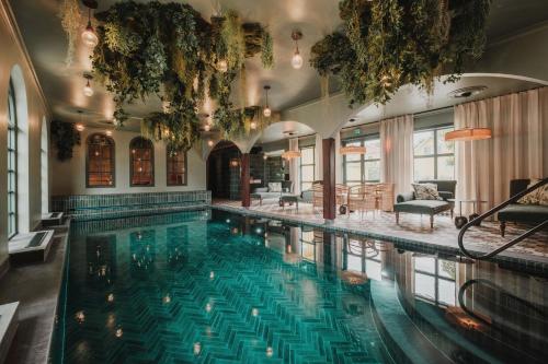 Bro乐杰达斯洛特酒店的一座大型游泳池,位于一座带大型游泳池的建筑中