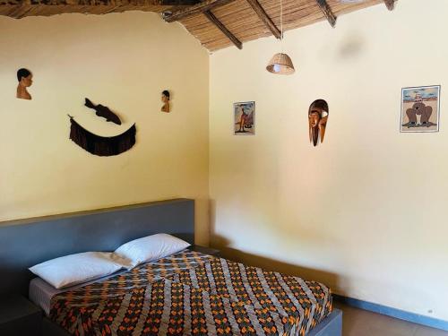 BubaqueMANGO LODGE的卧室配有一张床