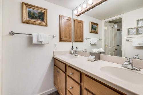 斯诺马斯村Interlude Condominiums 3-Bedroom Unit 301的浴室设有2个水槽和镜子