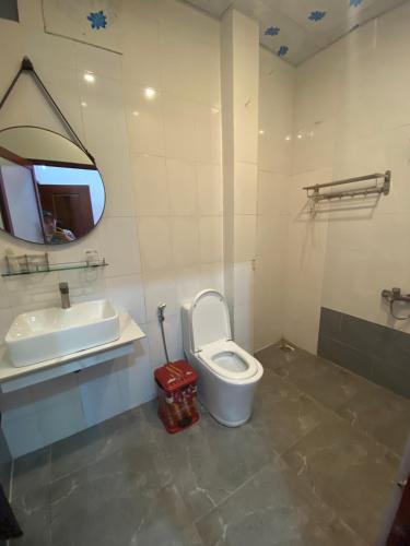 áº¤p VÄ©nh ÃÃ´ngTrung Hiếu的一间带卫生间、水槽和镜子的浴室