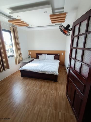 áº¤p VÄ©nh ÃÃ´ngTrung Hiếu的一间卧室配有一张床,铺有木地板