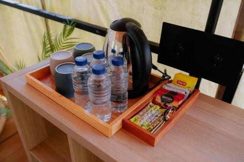 TangkubanperahuLuxury Deck Cabin的桌子上装有瓶装水的托盘