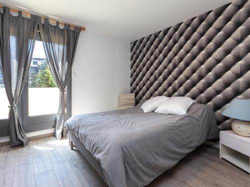 塞尼奥斯Appartement Seignosse, 3 pièces, 4 personnes - FR-1-239-463的卧室内的一张大床,配有大软垫床头板