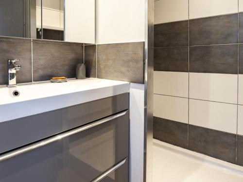 塞尼奥斯Appartement Seignosse, 3 pièces, 4 personnes - FR-1-239-463的浴室设有白色水槽和镜子
