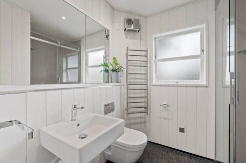 陶波Otupai Cottage的白色的浴室设有水槽和卫生间。
