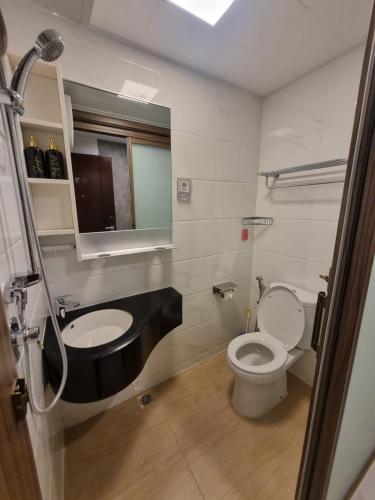 TjilandakMashley Room Prestige Apartment SKY HOUSE BSD的一间带卫生间和水槽的浴室