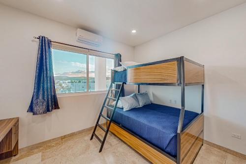圣何塞德尔卡沃Torres San Jose C25的一间卧室配有双层床和窗户。
