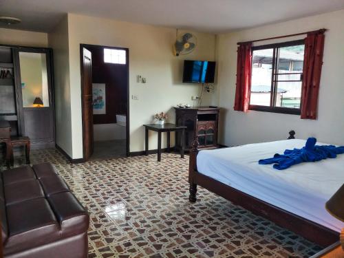 卡塔海滩Kata Lina guesthouse的一间卧室设有一张床和一间客厅。