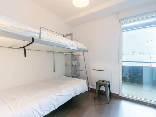 格尔姆Appartement Peyragudes, 5 pièces, 8 personnes - FR-1-695-45的一间卧室设有两张双层床和一扇窗户。