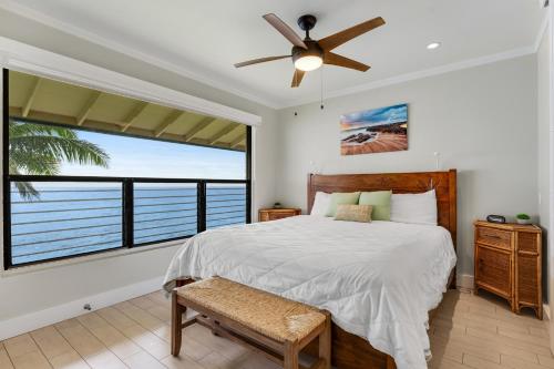 科洛阿Poipu Shores 403A的一间卧室设有一张床和一个大窗户
