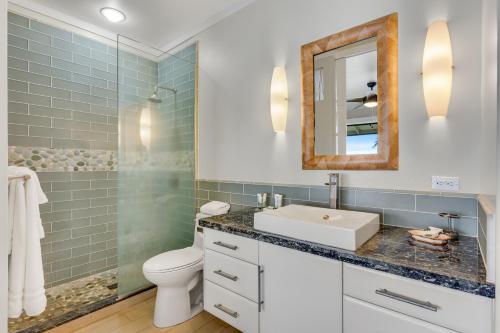 科洛阿Poipu Shores 403A的一间带水槽、卫生间和镜子的浴室