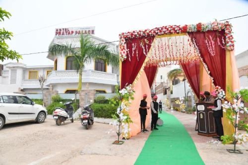 珀勒德布尔Hotel Pratap Palace的婚礼上新娘和新郎在过道上走下走