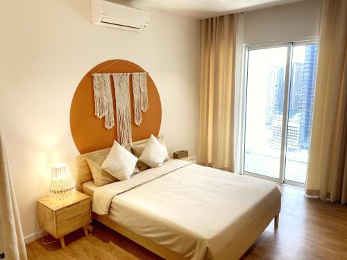 吉隆坡Lila Suites Quill Residences Klcc的一间卧室设有一张大床和大窗户