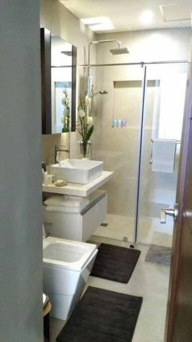 马尼拉The Pearl - BGC Blue Sapphire 1BR的浴室配有卫生间、盥洗盆和淋浴。