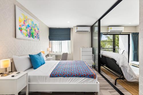 奈扬海滩Bright Apartment Close to Amazing Beach ! 39 Sqm的一间卧室配有一张床、一张书桌和一个窗户。