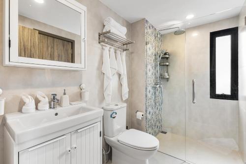 奈扬海滩Bright Apartment Close to Amazing Beach ! 39 Sqm的浴室配有卫生间、盥洗盆和淋浴。