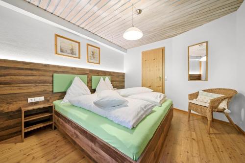蓬高地区埃本菲林霍夫奥内加特公寓的一间卧室配有一张大床和木制床头板