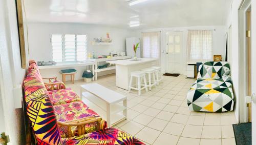 FolahaTonga Cottage - Triple Room with Shared Facilities的带沙发的客厅和厨房