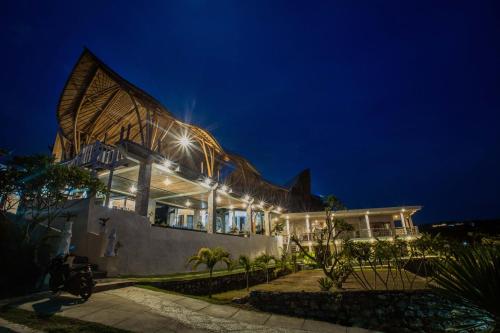 蓝梦岛Nusa View的一座晚上有灯的建筑