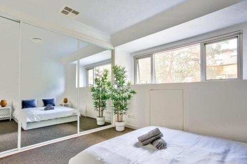悉尼Superb 3 Bedroom Apartment Surry Hills的一间卧室设有一张床和一个大窗户