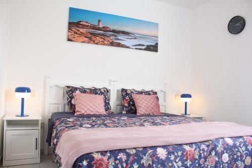 美洲海滩Playa Troya In front of Beach, Very quiet的一间卧室配有一张带粉红色和蓝色床单的床