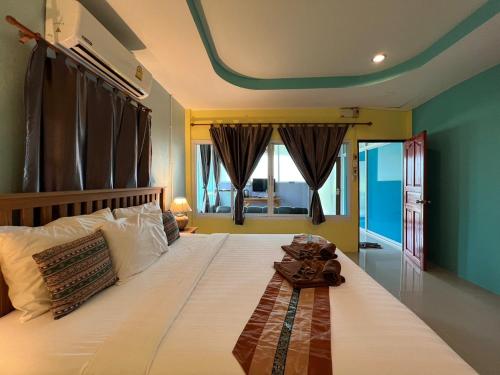 丽贝岛东塔莱利佩海滩度假酒店的一间卧室配有一张带白色床罩的大床