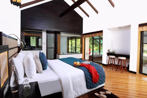马迪凯里The IBNII - Eco Luxury Resort的一间卧室,卧室内配有一张大床