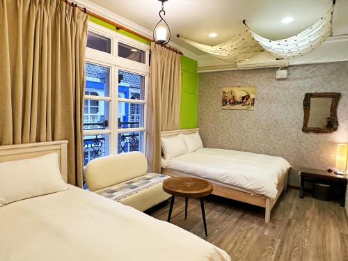 五结逗点休闲民宿的酒店客房设有两张床和窗户。
