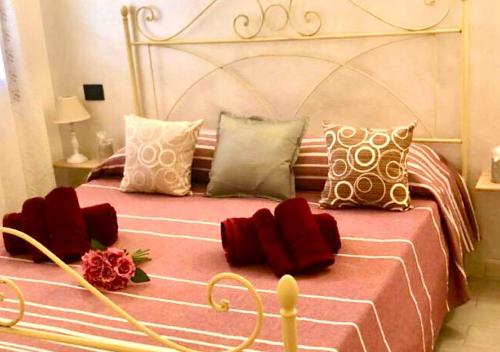 奥尔比亚La Maison de Gioel的一间卧室配有一张带红色枕头的大床